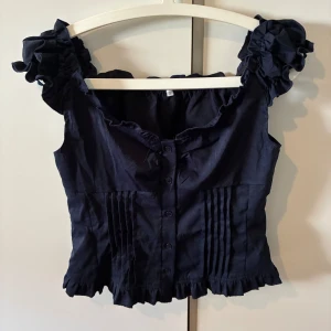 Mörkblå blus med volangdetaljer - Mörkblå blus/topp med volanger 