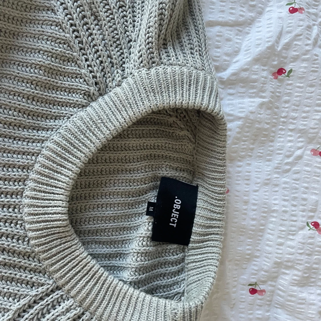 Beige stickad tröja med hålmönster - 4