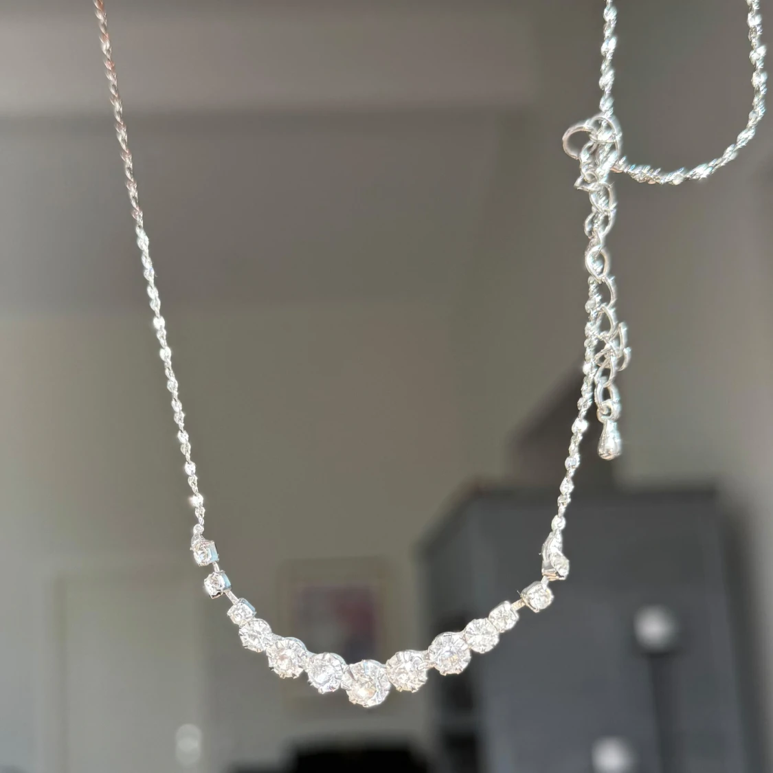 Glittrigt silverhalsband med stenar