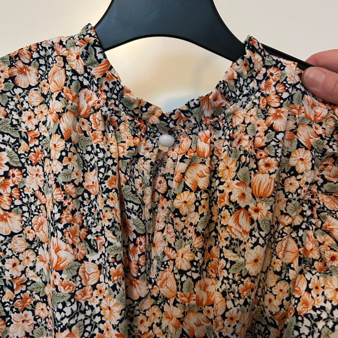 Blommig långklänning med volanger - 1