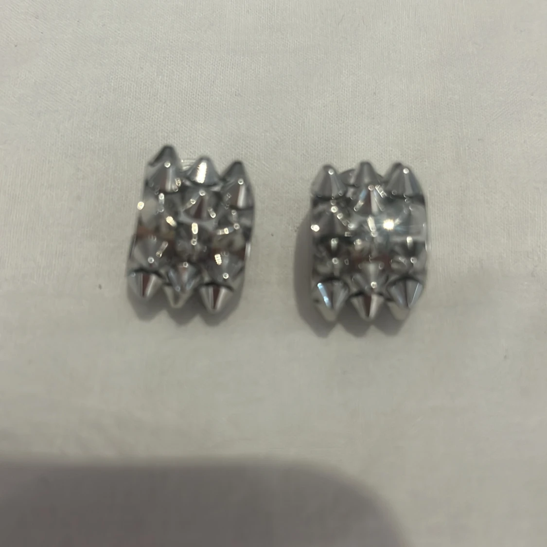 Edblad stål örhängen med nitar