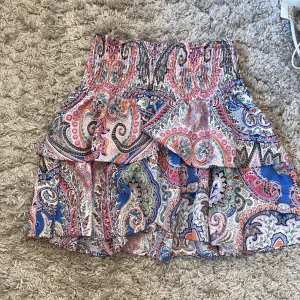 Färgglad kortkjol med mönster  - Säljer en superfin kortkjol med mönster i blått, rosa, orange och lila. Köpte på kidsbrandstore och har aldrig använt ❤️
