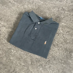 Svart pikétröja från Ralph Lauren XL - Säljer en mörkgrön pikétröja från Ralph Lauren. Hör av dig vid frågor, priset kan diskuteras.  🧵 Skick: Mycket bra 📏 Storlek: XL 🎨 Färg: Svart 🏷️ Märke: Ralph Lauren
