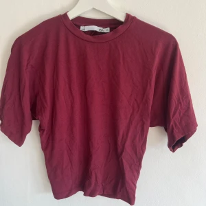 Vinröd t-shirt från 157, XS - Enkel vinröd t-shirt från lager 157 i storlek XS. Figursydd vid midjan. Endast använd 1 gång 