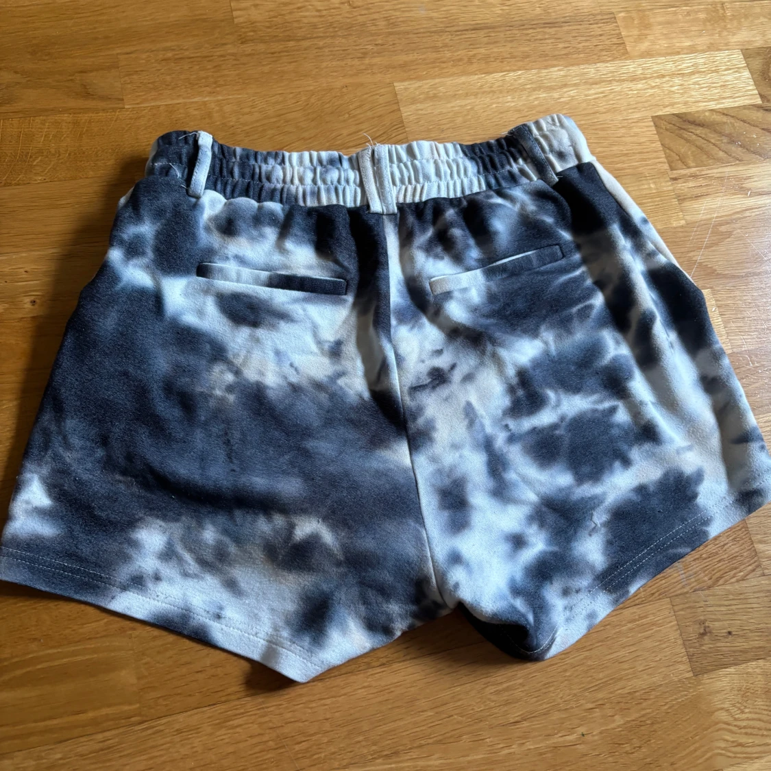 Svarta och vita shorts från Amisu - 1