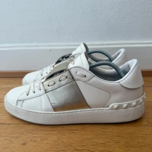 Valentino open sneakers  - Säljer nu dessa fina valentino open skor | Super fint skick | Storlek 39 | Kvitto ingår som intygar äktheten | Hör gärna av er vid frågor eller funderingar 