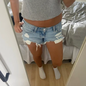 Low waist shorts från hollister  - Shortsen är i bra skick och säljs då de är för små i midjan.