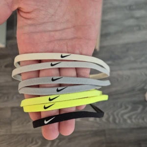 Nike hårband i olika färger - Säljer ett set med tunna hårband från Nike i färgerna svart, grå, vit och neon-gul. Passar perfekt till alla sporter! Aldrig använda