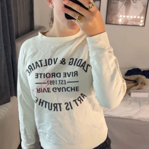  Zadig & Voltaire tröja  - Säljer min kräm vita Zadig & Voltaire tröja  i storlek 16 år vilket motsvarar xs. Säljer denna tröja pågrund av att den inte passar mig längre och inte dirket är min stil. Denna tröja har kommit till användning en hel del, men ser otroligt ny ut fortfarande!! Denna tröja är köpt för 1300kr på NKs barnavdelning. Skriv gärna om du vill ha fler bilder eller undrar något om själva tröjan, det är bara att fråga på!! pris kan diskuteras❣️❣️