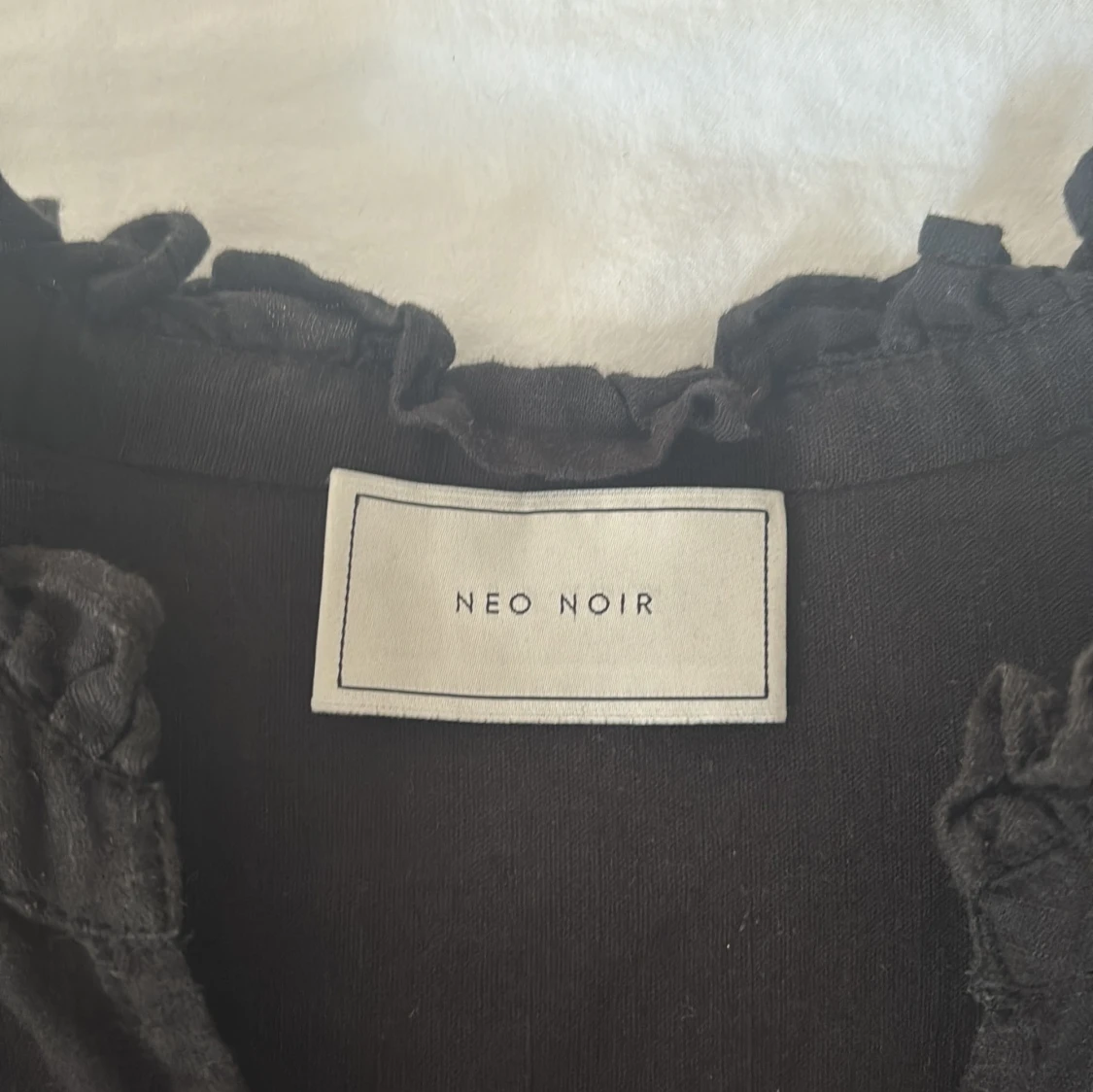 Blus med volang från Neo Noir - 1