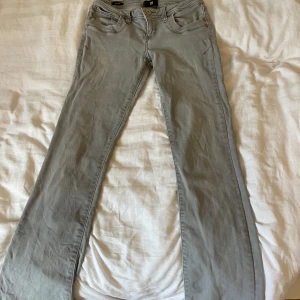 Gråa Ltb valerie jeans  - Snygga gråa Ltb jeans. Bra skick utan några hål eller fläckar! Nypris 799kr! Köparen betalar frakten! 