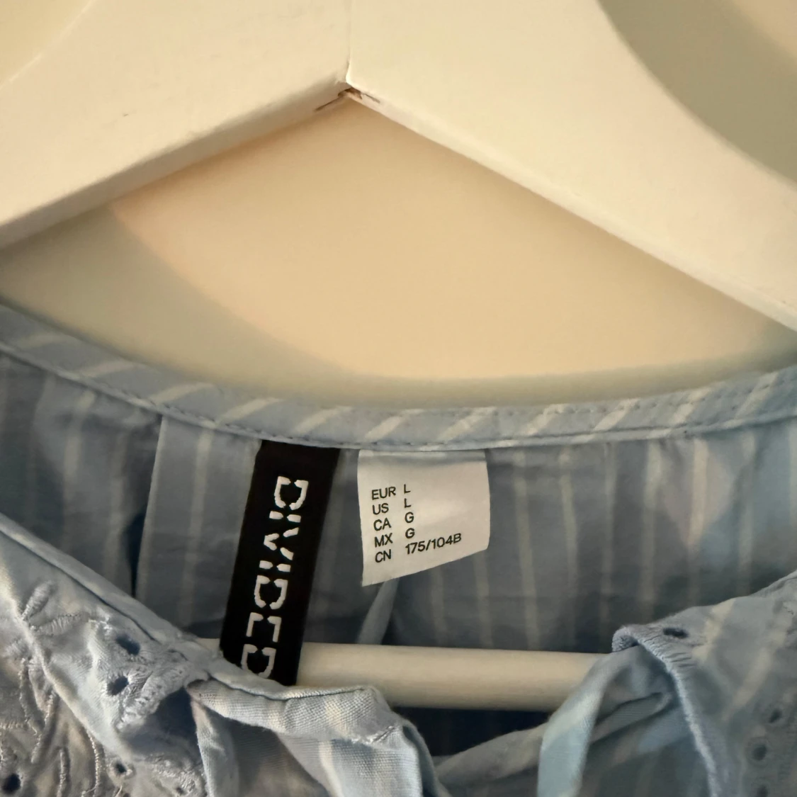 Blå randig skjorta med spetskrage Divided - 1