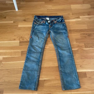 True religion jeans❤️💙 - Säljer mina jättesnygga jeans som tyvärr är för korta på mig, passar någon som är 162-164 ungefär❤️