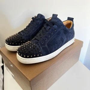 Christian Louboutin skor - Säljer nu dessa sjukt feta Christian Louboutins i sällsynt färg. Sparsamt använda och bara inte tvättade än. Ingen stress med att sälja dem så kom med seriösa bud. MVH 