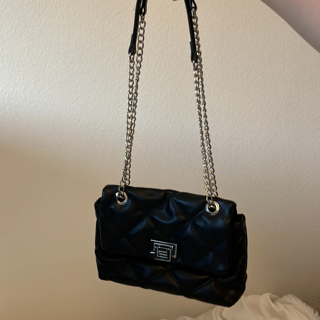 Svart quiltad axelväska med kedja - 2