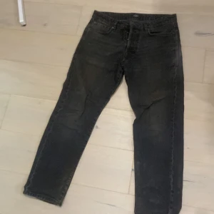 Svarta jeans från Jack & Jones 32/30 - Säljer ett par svarta jeans från Jack & Jones i klassisk femficksmodell. Jeansen har rak passform och normal midja, tillverkade i mjukt denimtyg. Perfekta till sneakers och hoodie för en chill look.