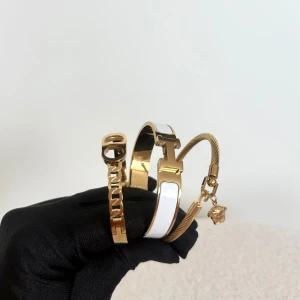 armband  - 300 kr / st @luxaryvault på Instagram 