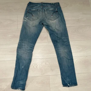 Dondup jeans - Säljer mina dondup jeans med feta slitningar. Storlek 35 men är små i storleken och passar 33/34
