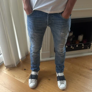 Dondup George Jeans  - Dondup George Jeans med slitningar | modell: George | skick: ny skick inga skador m.m | storlek: 33 sitter mer som 32 | fraktar inom 24 timmar bäst pris på marknaden 
