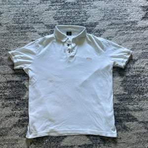 Hugo boss Piké - Säljer en Hugo boss piké eftersom att jag använder aldrig den mer, Den är storlek M men den är stor i storleken och passar L också. Pris kan diskuteras