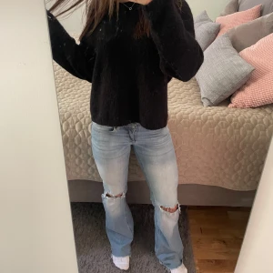 Ljusblå bootcut jeans - Säljer dessa super populära jeans från nelly då dem inte används längre🙏🏼❣️ jag har klippt av dem så de passar mig i längden. Jag är ca 163 och de sitter perfekt! 💕Jag har använt jeansen mycket innan, men inga defekter finns därav priset! 