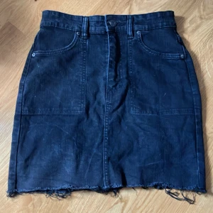 Svart jeanskjol från Pull&Bear - Säljer en svart jeanskjol från Pull&Bear. Är i ett bra skick! 