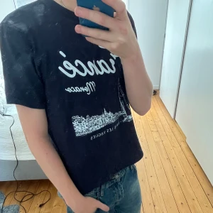 Skön blå tisha - Mörkblå t-shirt  med vit print framtill. Trycket visar texten 'France Monaco' och en stilren illustration av Monaco med segelbåt och stadssilhuett. Rund hals och korta ärmar, tillverkad i mjuk bomull. Perfekt för dig som gillar coola grafiska motiv.                               Använd 1 gång då den var för liten.                                    Hör gärna av dig vid fundering 💭 