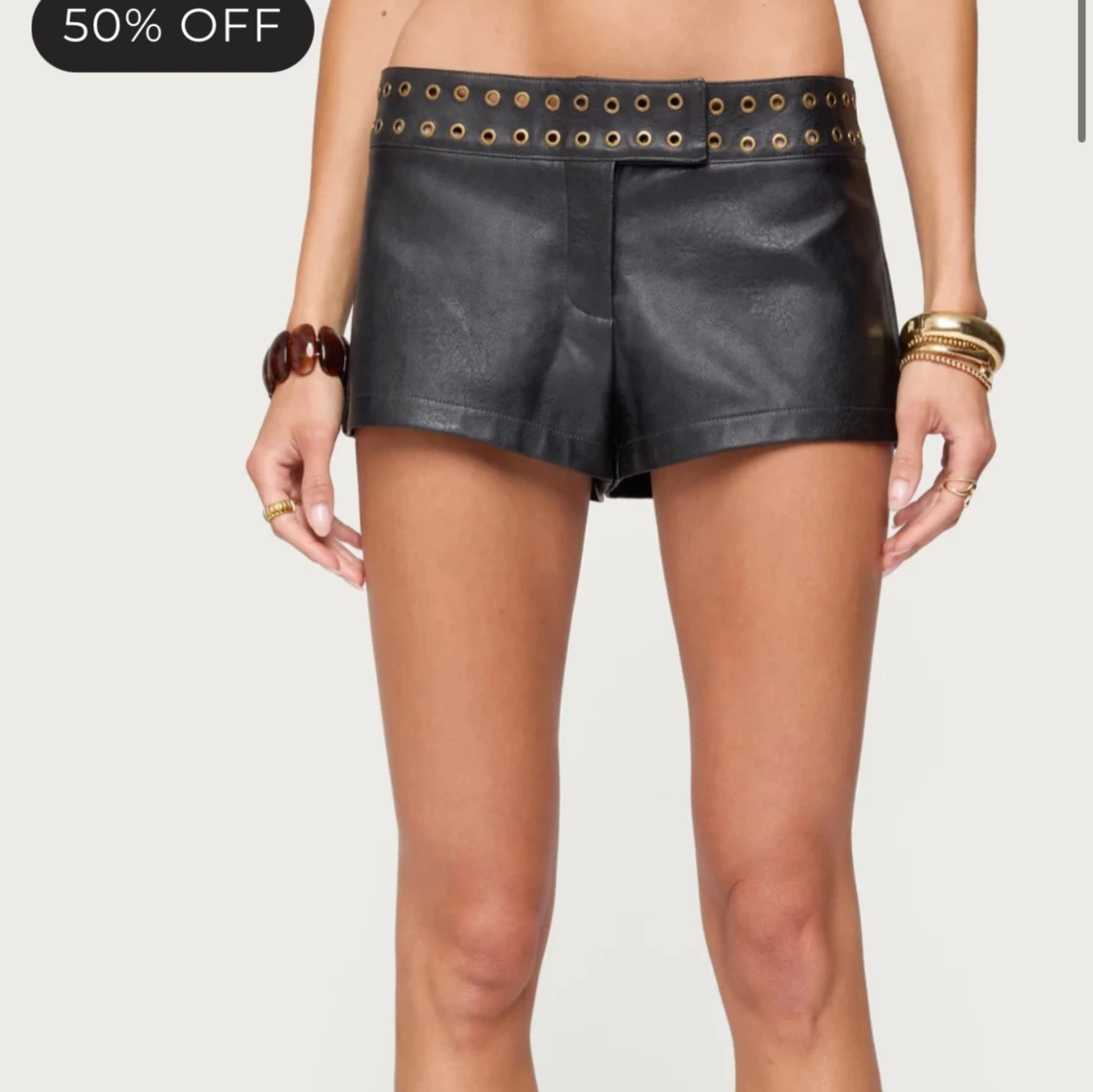 Svarta skinnshorts med bälte från edikted  - 1