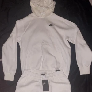 Vitt Nike set - skick 10/10✨ - Helt nytt vitt Nike set. Lite skrynkliga men det försvinner så fort man stryker plaggen. 