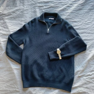 Half Zip Zara - Tja! Nu lägger vi ut denna snygga half-zipen från Zara för ett bra pris. Mörkblå med ett stil rent stickat mönster. Perfekt nu när hösten kommer!! Skick:8/10 Pris:549