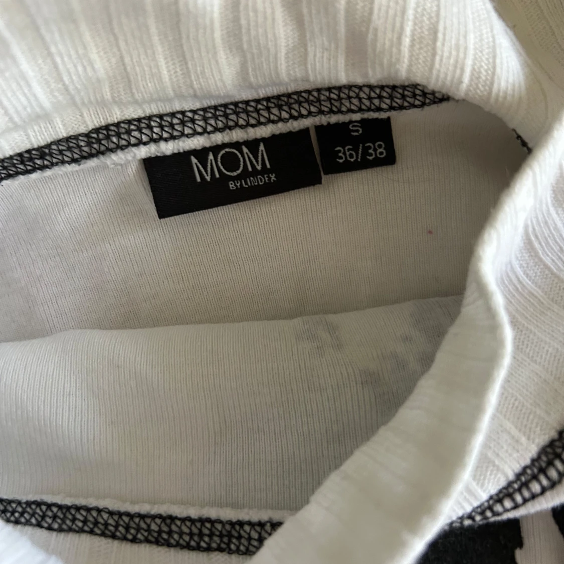 Vit offshoulder tröja med tryck från Lindex - 1