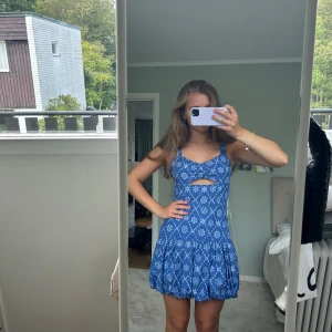 Klänning - Säljer min så himla fina och eftertraktade klänning från Zara med fina broderier💕