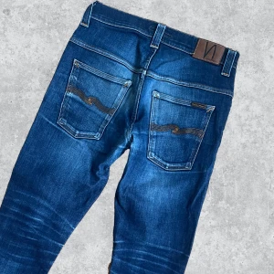 Nudie Jeans Dry - Tjena! Säljer dessa Nudie jeans med riktigt unik fade✔️Storlek W32 L34 passar snarare L31-32✔️ Lite slitningar kring skrevet✔️Har du någon fråga eller fundering är de bara att skriva✔️
