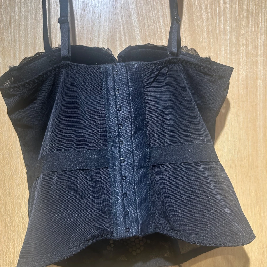 Svart spetskorsett med rosett - 1