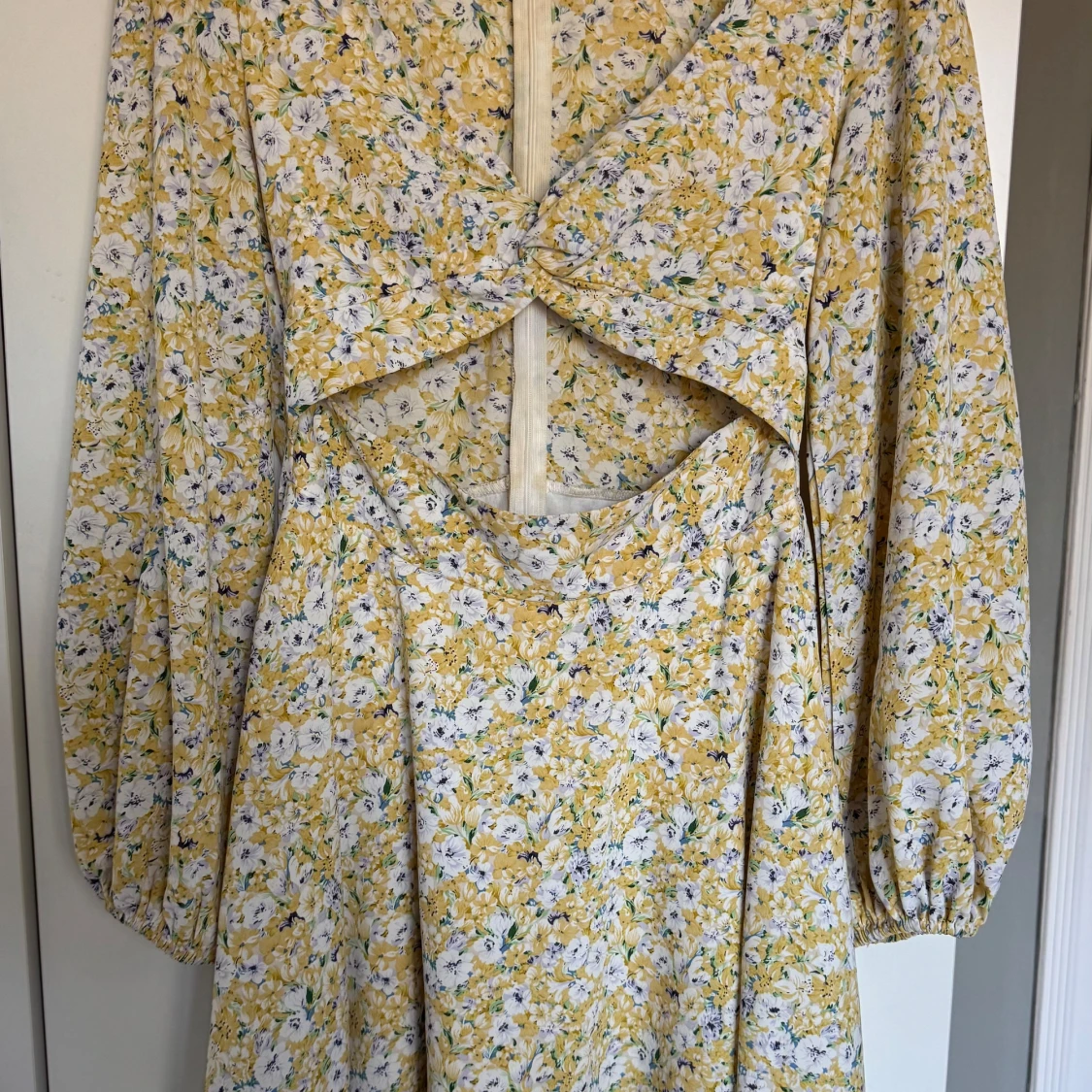 Blommig gul och vit klänning med cut-out