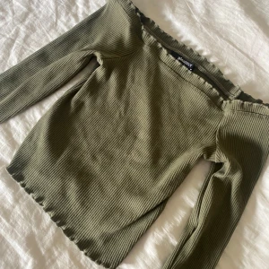 Grön långärmad Tröja - Bra skick. Den är väldigt stretchig vilket som gör att den passar strl Xs, S och M. 