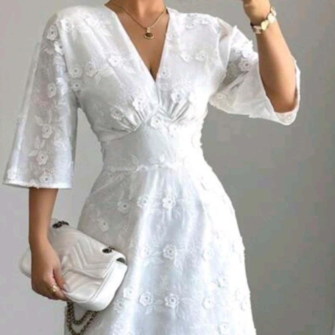 Vit långklänning med blommig spets