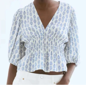 Blommig blus Hm  - Säljer denna jätte söta blus från hm, slutsålt ! Storlek M 😘 kom med pris förslag 