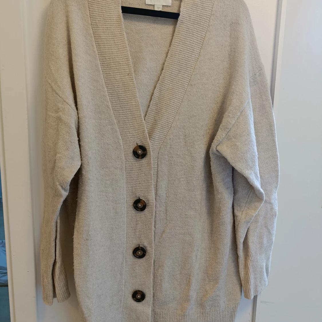 Beige oversized kofta med knappar