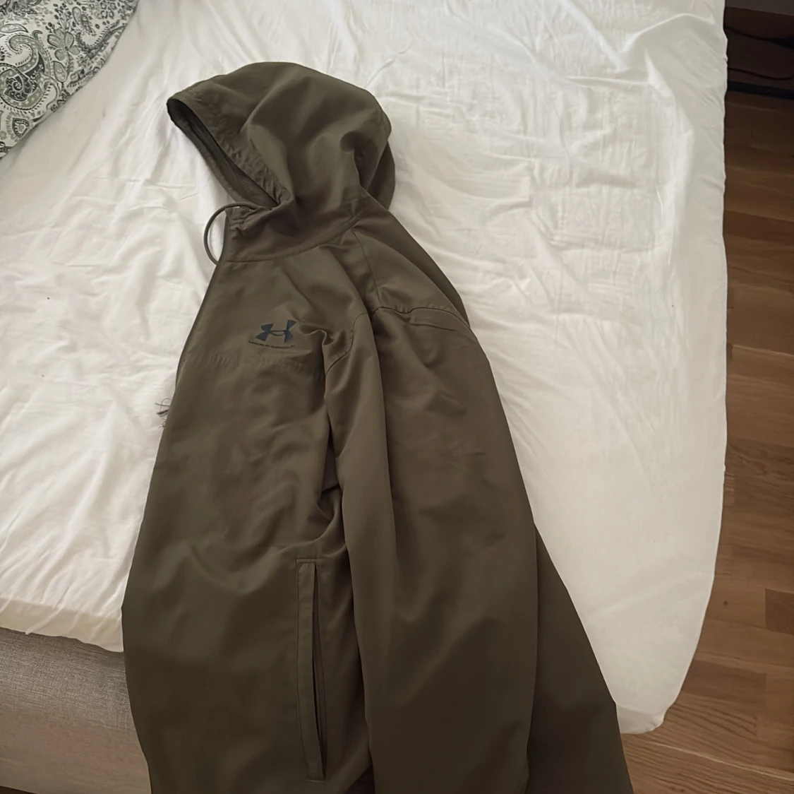 Olivgrön vindjacka från Under Armour