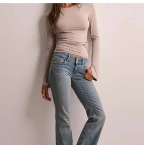 Ljusblå bootcut jeans - Snygga ljusblå jeans med bootcut-modell och klassisk femficksdesign. Jeansen har normal passform och är tillverkade i mjukt denimtyg som ger en avslappnad vibe. Perfekta till sneakers eller boots för en cool look.