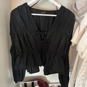 Svart blus  - Skitsnygg svart blus❣️använd 1 gång 