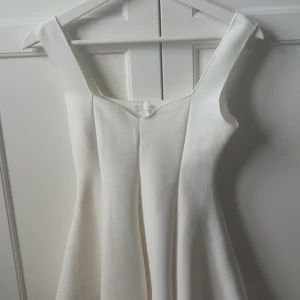 super snygg Zara topp! 💗 - säljer denna as snygga Zara toppen i storlek M som jag tyvärr inte får användning av, den har tyvärr en liten fläck men den syns knappt och är väldigt ljus! 💗 skriv för bilder eller frågor 💗