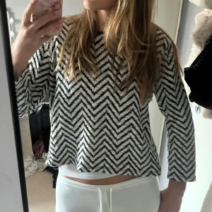 Svartvit zigzag-mönstrad tröja - Jättefin svart och vit zigzag-mönstrad tröja. Storleken är L men passar folk som har XS, S och M också🤍🖤