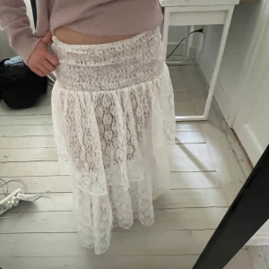 Spets volangkjol - Volangkjol i spets med prislapp kvar