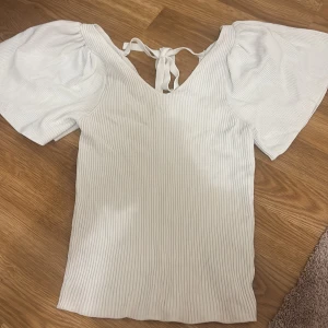 Vit ribbad topp med v neck från ONLY💞 - Supersöt vit ribbad topp från ONLY som inte säljs längre💞köpt för ca 400, skriv för bild på