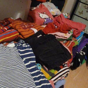 Över 200 plagg! - Jag säljer över 200 plagg i olika storlekar men mestadels barnkläder i alla storlekar o färger o former jag säljer mest på vinted. Mitt användarnamn på vinted är: felicialiss
