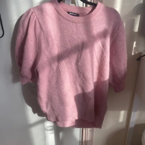 Stickad tröja - Stickad kortärmad tröja ifrån gina tricot. Säljer för jag rensar min garderob!