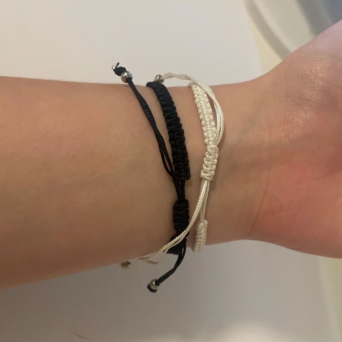Svart och vit armband med kors - 1