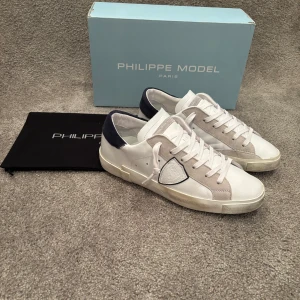 Philippe model skor  - Hej! Säljer nu dessa sjukt snygga och sällsynta Philippe model skorna! Storlek 40 Skick 10/10 (helt nya) Ny pris= 5000 kr Säljs för= 2299 kr Box, dustbag och äkthetsbevis tillkommer vid köp